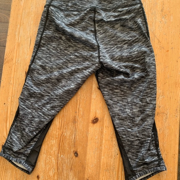 Lululemon high rise crops - Picture 5 of 5